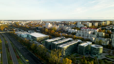 Parque-De-Ciencia-Y-Tecnología-De-Pomerania-Gdynia---Al-Amanecer-De-Otoño-Con-Panorama-De-La-Ciudad-En-El-Fondo,-Centro-De-Desarrollo-De-Innovación-Polaco