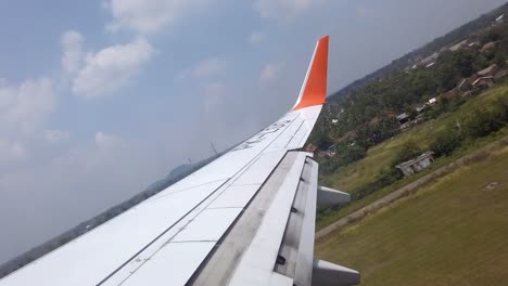 Las-Alas-Del-Avión-Despegan-En-La-Pista-De-Aterrizaje-Revelando-La-Capital-De-Malasia,-Kuala-Lumpur.