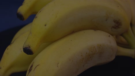 Nahaufnahme-Eines-Bananenbündels,-Das-Sich-Langsam-Auf-Einem-Display-Dreht
