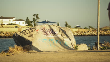 Person-Springt-Nicht-Mit-Skateboard-Auf-Betonrampe-An-Der-Küste-Von-Los-Angeles