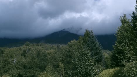 Dunkle-Wolken-Ruhen-Auf-Dem-Mount-Washington,-Da-Rauch-Von-Der-Zahnradbahn-Sichtbar-Ist