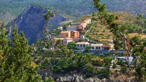 Villas-Tradicionales-En-La-Cima-De-La-Colina-Del-Pueblo-De-Asos-En-La-Isla-De-Cefalonia,-Grecia