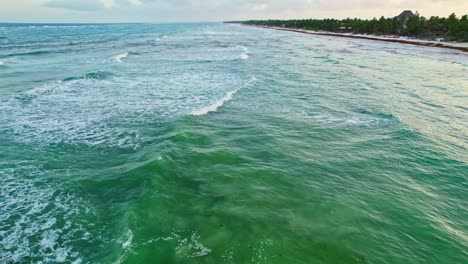 Luftdrohnenansicht-Des-Mexikanischen-Strandsurfspots-Mit-Flut-Und-Niedrigen-Wellen-Während-Des-Sonnenuntergangs-Am-Abend