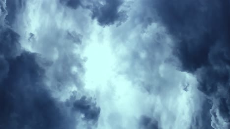 Fliegen-Durch-Dunkle-Wolken-Am-Himmel-Und-Gewitter
