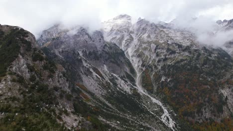 Mystische-Berglandschaft-Mit-Hohen-Gipfeln,-Die-Im-Herbst-Mit-Nebel-Und-Wolken-Bedeckt-Sind,-Albanische-Alpen