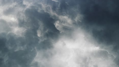 Das-Gewitter,-Das-In-Den-Dicken-Wolken-Aufschlug