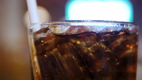 Das-Prickeln-Von-Coca-Cola-In-Einem-Kalten-Glas-Auf-Dem-Tisch-Im-Restaurant