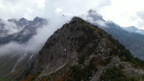 Hoher-Gipfel-Des-Berges-Mit-Alpenhintergrund-Unter-Nebel-Und-Wolken-Im-Herbst