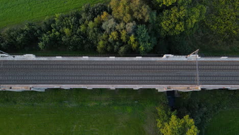 Draufsicht-Auf-Bahngleise-Auf-Einer-Brücke-Mit-Umliegender-Landschaft