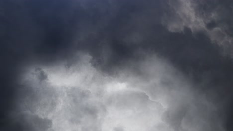 Volando-A-Través-De-Nubes-Cumulonimbus-Grises-Con-Tormenta-En-El-Cielo