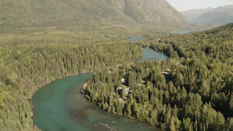 Paisaje-De-Montañas-Aéreas-Con-Un-Gran-Río-De-Agua-En-El-Parque-Nacional-De-Alaska-Usa,-Drones-Vuelan-Sobre-El-Pintoresco-Bosque-Salvaje