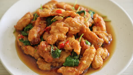 Gebratener-Gebratener-Fisch-Mit-Basilikum-Und-Chili-Im-Thailändischen-Stil---Asiatischer-Essensstil