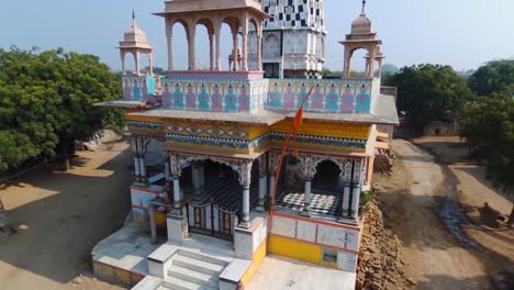Pedestal-Aéreo-Del-Templo-Hindú-De-La-Aldea-India-Rural-De-Khera-Kiran-En-Rajasthan,-India