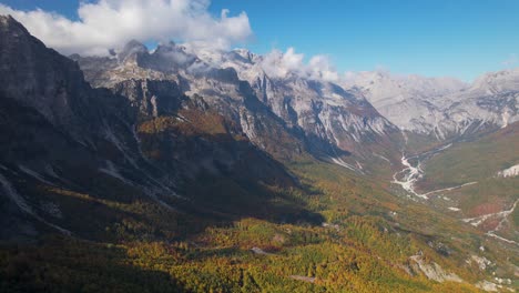 Alpine-Landschaft-Mit-Tal-Umgeben-Von-Hohen-Bergen-Unter-Wolken-Im-Herbst
