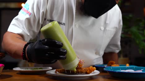 Chef-Poniendo-Salsa-Aderezo-Mousse-De-Aguacate-Guacamole-Taco-De-Pescado-Mexicano-Estilo-Baja-California
