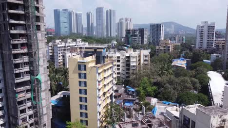 Drohnenaufnahmen-Von-Indien,-Mumbai,-Goregaon,-Vogelperspektive-Der-Grünen-Stadt-Und-Der-Im-Bau-Befindlichen-Gebäude