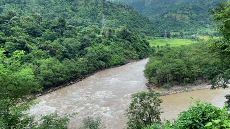 Ein-überschwemmungsfluss-Im-Schatten-Der-Hügel-Von-Nepal