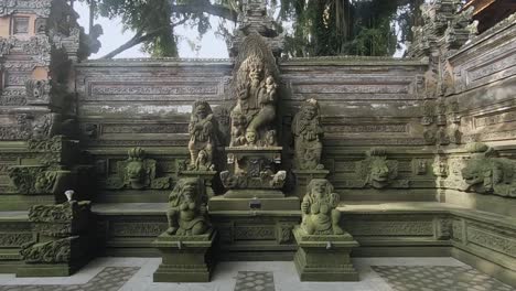 Steinschnitzereien-Religiöser-Idole,-Die-Einen-Balinesischen-Tempel-Bewachen