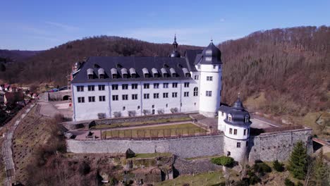 Das-Historische-Schloss-Stolberg-Nordseite-Mit-Den-Weißen-Mauern-Und-Dem-Dunklen-Dach,-Luftkreisaufnahme