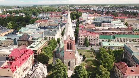 Aerial-4k-view-of-Nikolai-church-in-Örebro-city-center-,-Sweden