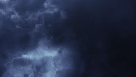 Nubes-Cumulonimbus-Oscuras-Y-Tormenta