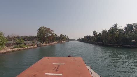 Bootfahren-Auf-Der-Wasserstraße-Von-Kerala,-Traditionelles-Transportmittel-In-Alappuzha