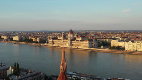 Tiro-De-Dron-Giratorio-Del-Edificio-Del-Parlamento-Húngaro-En-Budapest-Hungría