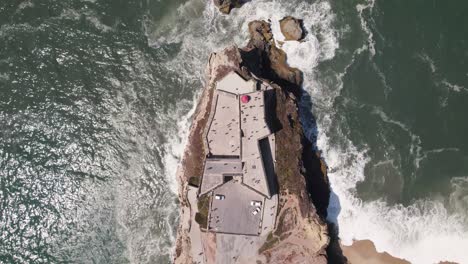 Direkt-über-Dem-Leuchtturm-Von-Nazare-Und-Der-Festung-Des-Erzengels-Michael,-Silberküste,-Portugal