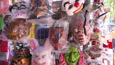 Disfraces-De-Terror-De-Halloween-Y-Máscaras-De-Villanos-Se-Ven-A-La-Venta-Al-Público-En-Un-Puesto-Días-Antes-De-Halloween-En-Hong-Kong