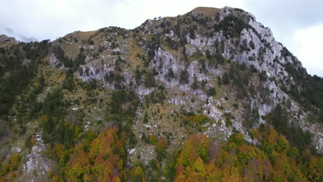 Bunte-Bäume,-Die-Berghang-In-Den-Alpen-Von-Albanien-In-Der-Herbstsaison-Bedecken