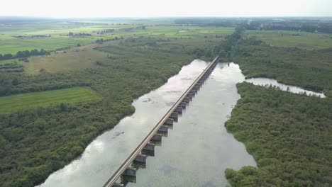Luftdrohnenansicht-Der-Historischen-Eisenbahnbrücke-Mörputten-In-Den-Niederlanden,-Europa