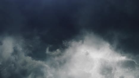 Gewitter-über-Den-Markanten-Wolken