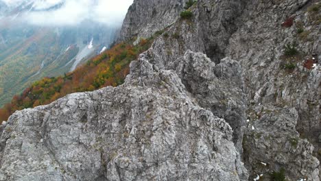 Gigantischer-Felsen-In-Der-Spitze-Der-Alpen-In-Der-Albanischen-Landschaft,-Umgeben-Von-Bunten-Wäldern-Im-Herbst