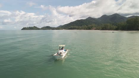 Pequeño-Barco-De-Motor-De-Pesca-De-La-Costa-De-La-Isla-Tropical-Tailandesa-Con-Montañas,-Cielo-Azul