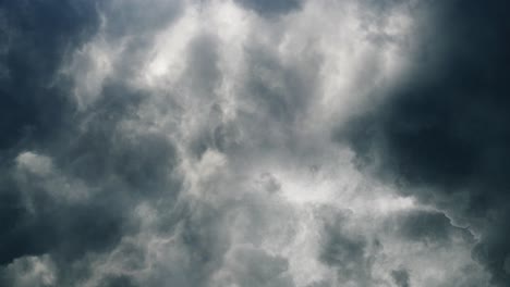 Dunkle-Wolken-Und-Die-Helle-Seite-Des-Himmels-Und-Gewitter