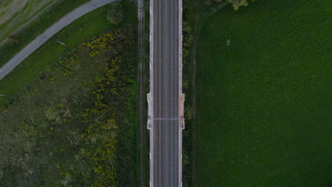 Draufsicht-Auf-Bahngleise-Auf-Einer-Brücke-Mit-Umliegender-Landschaft