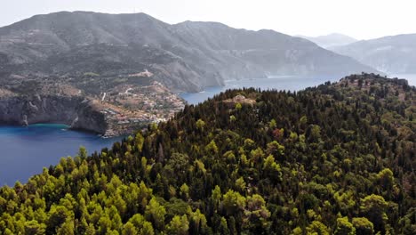 Panorama-Del-Castillo-De-Assos-En-La-Cima-De-La-Colina-Y-El-Pueblo-Rural-De-Asos-En-Cefalonia,-Grecia