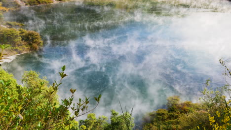 Große-Heiße-Quelle-Namens-Frying-Pan-Lake-Im-Vulkanischen-Grabenbruch-Waimangu-Auf-Der-Nordinsel-Von-Neuseeland---Größte-Geysirähnliche-Erscheinung-Der-Welt