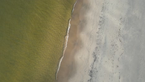 Wasserlinienspur,-Wellen,-Die-Auf-Den-Sand-Am-Michigansee-Schwappen
