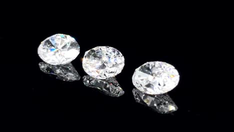 Funkelnde-Ovale-Diamanten-Im-Brillantschliff-Auf-Verspiegelter-Oberseite-Mit-Schwarzem-Hintergrund