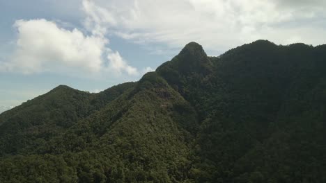 Luftaufnahmen-Aus-Der-Umlaufbahn-Eines-Regenwaldbedeckten-Berges-Auf-Einer-Tropischen-Insel-In-Thailand