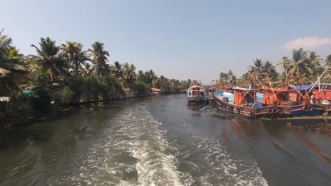 Fishing-boats-moored-on-banks-of-navigable-canal-at-Alappuzha-or-Alleppey,-India