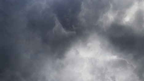 Espesas-Nubes-Grises-En-El-Cielo-Con-Tormenta
