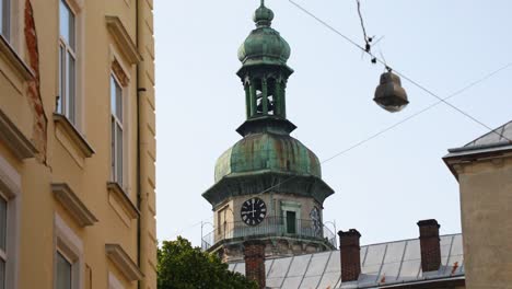 Torre-Del-Reloj-De-La-Catedral-Sobre-Un-Fondo-Del-Cielo---Iglesia-Bernardina,-Lviv---Tiro-Inclinado-Hacia-Arriba