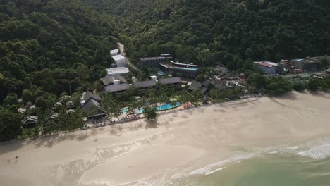 Luftaufnahme-Der-Touristischen-Strandlage-Mit-Resorts-Und-Strand-In-Thailand