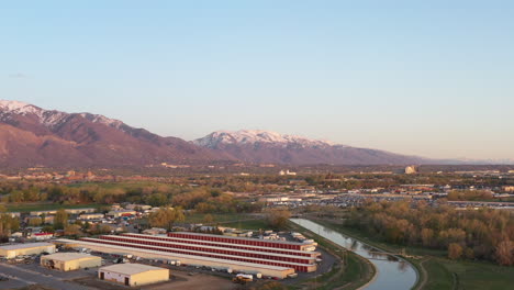 Industriegebiet-Von-Ogden-Utah-Mit-Lagereinheiten-Und-Wasserkanal