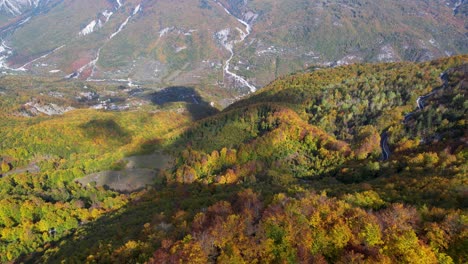 Hügel-Im-Bunten-Laub-Des-Herbstes-Und-Panoramastraße-An-Einem-Sonnigen-Tag-In-Den-Alpen