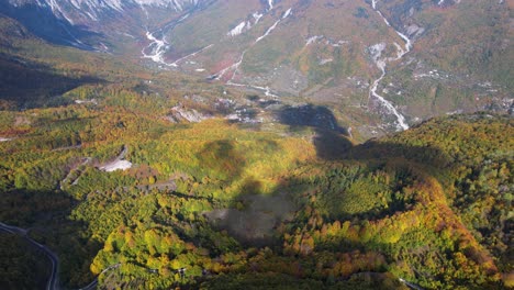 Schönes-Tal-Von-Theth-In-Albanien-Im-Herbst-Mit-Kurvenreicher-Straße-Durch-Bunten-Wald