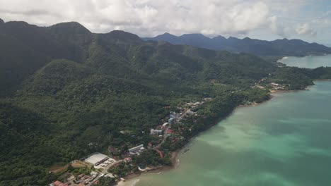 Luftschwenk-Von-Rechts-Nach-Links-über-Die-Tropische-Insel-Mit-Dschungelstrand-Und-Touristischem-Dorf-Auf-Koh-Chang