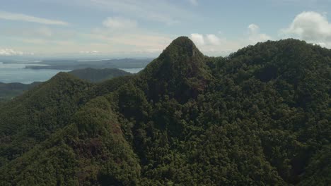 Imágenes-Aéreas-De-Una-Montaña-Cubierta-De-Selva-Tropical-En-Una-Isla-Tropical-En-Tailandia-Con-El-Océano-De-Fondo